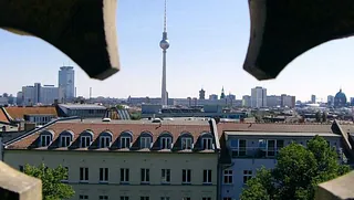 Berliner Skyline mit Fernsehturm, gesehen durch ein steinernes Element.
