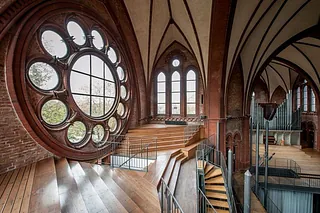 Verziertes Kirchenfenster mit Wendeltreppe.