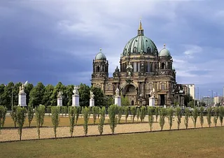 Außenansicht einer großen Domkirche.