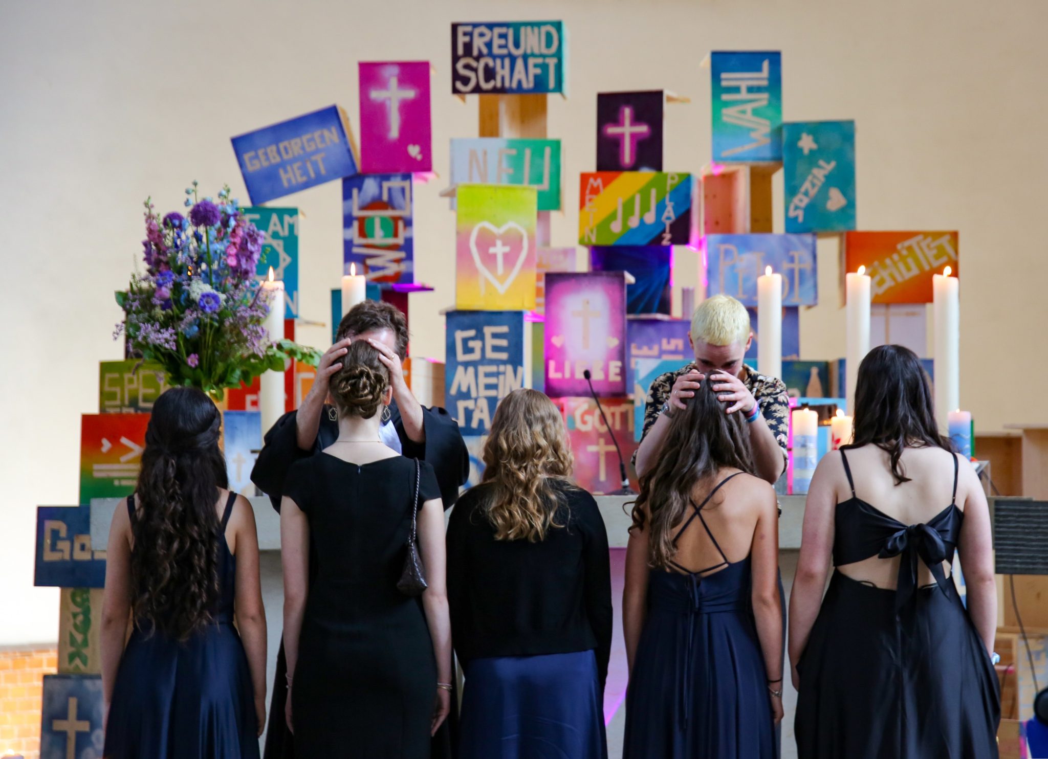 Lila Farbklecks mit weißem Text "Deine Konfi-Zeit".