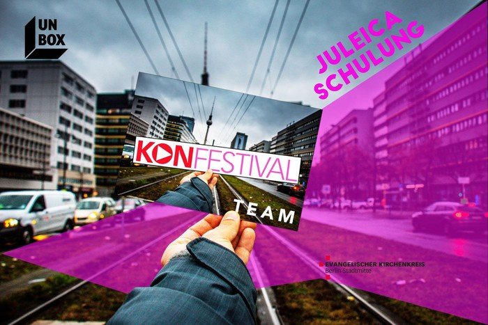Hand hält ein Schild mit "Kirchenfestival Team" über einer Stadtszene.
