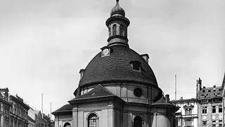 Schwarz-Weiß-Aufnahme einer historischen Kirche mit Kuppel und Turm.