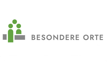 Abstraktes blau-grünes Logo des Evangelischen Friedhofsverbands Berlin Stadtmitte.