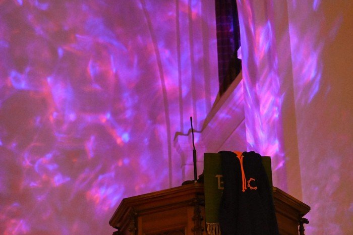 Abstrakte violette Lichtmuster an einer Wand.