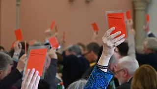 Porträts von drei Personen (zwei Männer, eine Frau).
