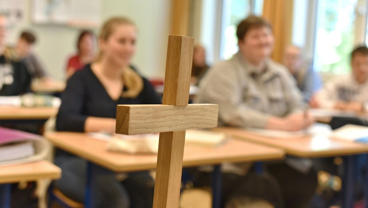 Holzkreuz in einem Klassenzimmer.