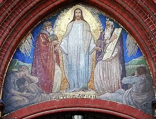 Religiöses Mosaik über einem Torbogen.