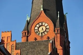 Nahaufnahme eines Kirchturms mit Uhr.