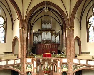 Große Kirchenorgel in einer Kathedrale.