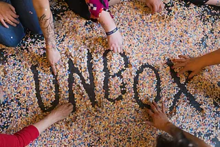 Blaues Fragezeichen, handgezeichnet, auf gelbem Grund.